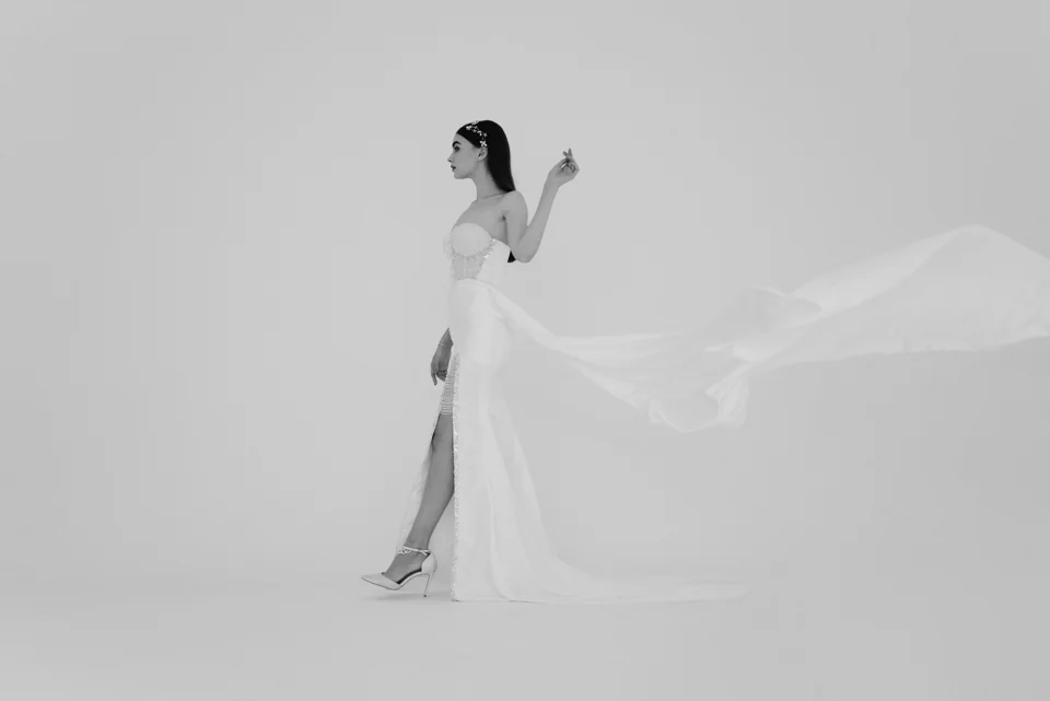 Wedding gown putih Sheila Kencana dengan siluet panjang